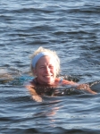 Eva Lindberg njuter av en simtur<div style='float:right; margin:0px 0px 0px 20px; '><br />Fotograf:  Sten Olsson, Stilpix</div><div style='clear:both;'></div>